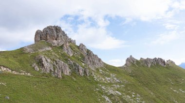Hirzelsteig 2025 'te Büyük Rosengarten' de yürüyüş. Kısmen güneş, kalın bulutlar. Yüksek kalite fotoğraf