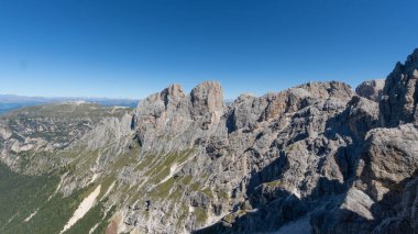 Dolomitlerde gezinti - Güney Tyrol Alto Adige 2025 'te güzel bir yürüyüş. Yüksek kalite fotoğraf