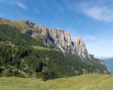Seiser Alm 'den Schlern' e - Dünyaca ünlü Schlern Massive 'e Yürürken Harika Yürüyüş. Yüksek kalite fotoğraf