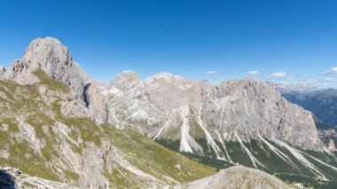 Dolomitlerde gezinti - Güney Tyrol Alto Adige 2025 'te güzel bir yürüyüş. Yüksek kalite fotoğraf