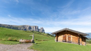 Seiser Alm 'den Schlern' e - Dünyaca ünlü Schlern Massive 'e Yürürken Harika Yürüyüş. Yüksek kalite fotoğraf