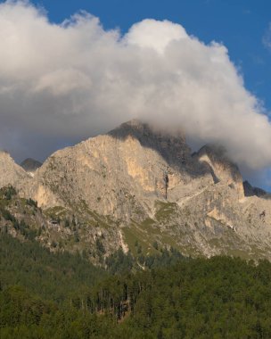 Güney Tyrol 'daki Rosengarten' da fantastik günbatımı - Alpglow da dahil - Dramatik Dağ Perdesi. Yüksek kalite fotoğraf