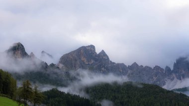 Güney Tyrol 'daki Rosengarten Dağları' nın manzarası harika. Yüksek kalite fotoğraf