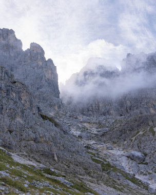 Hirzelsteig 2025 'te Büyük Rosengarten' de yürüyüş. Kısmen güneş, kalın bulutlar. Yüksek kalite fotoğraf