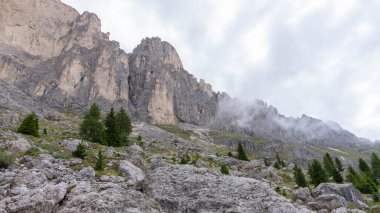 Hirzelsteig 2025 'te Büyük Rosengarten' de yürüyüş. Kısmen güneş, kalın bulutlar. Yüksek kalite fotoğraf