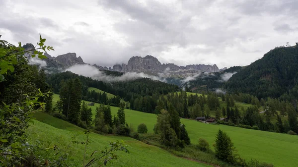 Hirzelsteig 'deki Büyük Rosengarten' de Foggy Hiking. Yüksek kalite fotoğraf