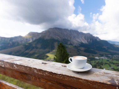 Latemar manzaralı SOuth Tyrol kahvesi. Yüksek kalite fotoğraf