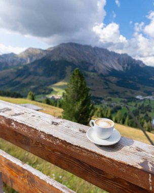 Latemar manzaralı SOuth Tyrol kahvesi. Yüksek kalite fotoğraf