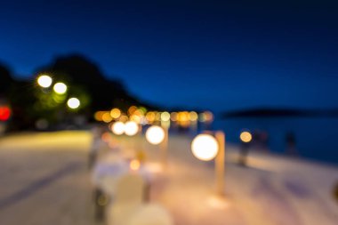 Akşam alacakaranlık deniz yüzey su arka plan üzerinde yansıtan ışık altın bokeh bulanık.