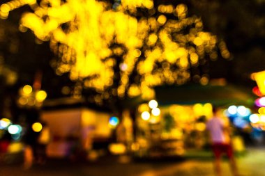 Akşam alacakaranlık deniz yüzey su arka plan üzerinde yansıtan ışık altın bokeh bulanık.