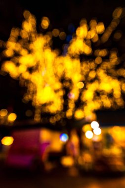 Akşam alacakaranlık deniz yüzey su arka plan üzerinde yansıtan ışık altın bokeh bulanık.