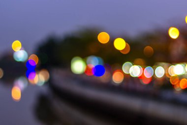 Akşam alacakaranlık deniz yüzey su arka plan üzerinde yansıtan ışık altın bokeh bulanık.