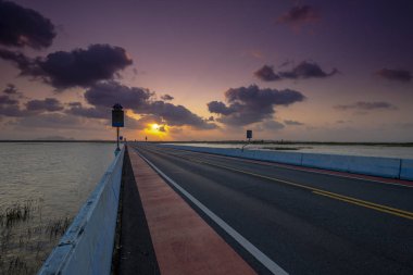 Bataklık ve lagün genelinde köprü. Pattalung, Güney Tayland.