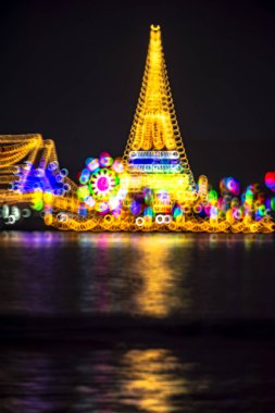 Prasasut Chedi Tapınağı gece Festivali defocused bokeh ile soyut arka plan. (Prasayut Pagoda), Samutprakarn Eyaleti Landmark. Tayland
