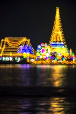 Prasasut Chedi Tapınağı gece Festivali defocused bokeh ile soyut arka plan. (Prasayut Pagoda), Samutprakarn Eyaleti Landmark. Tayland