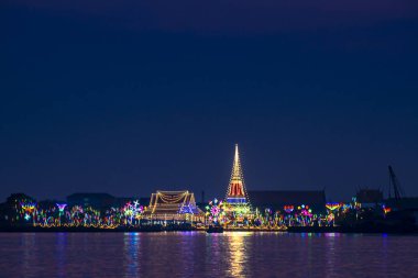 Prasasut Chedi Tapınağı gece Festivali defocused bokeh ile soyut arka plan. (Prasayut Pagoda), Samutprakarn Eyaleti Landmark. Tayland