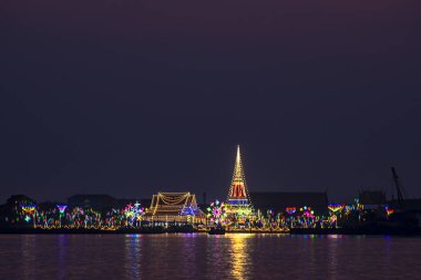 Prasasut Chedi Tapınağı gece Festivali defocused bokeh ile soyut arka plan. (Prasayut Pagoda), Samutprakarn Eyaleti Landmark. Tayland