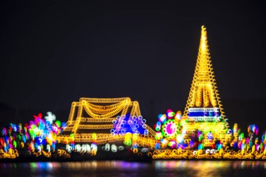 Prasasut Chedi Tapınağı gece Festivali defocused bokeh ile soyut arka plan. (Prasayut Pagoda), Samutprakarn Eyaleti Landmark. Tayland