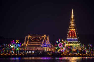 Prasasut Chedi Tapınağı gece Festivali defocused bokeh ile soyut arka plan. (Prasayut Pagoda), Samutprakarn Eyaleti Landmark. Tayland