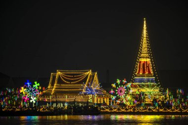 Prasasut Chedi Tapınağı gece Festivali defocused bokeh ile soyut arka plan. (Prasayut Pagoda), Samutprakarn Eyaleti Landmark. Tayland