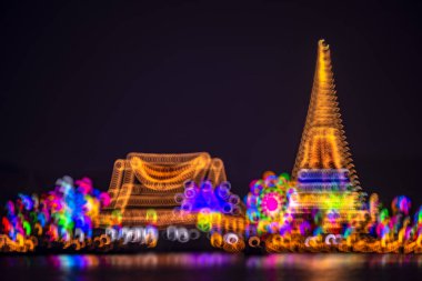 Prasasut Chedi Tapınağı gece Festivali defocused bokeh ile soyut arka plan. (Prasayut Pagoda), Samutprakarn Eyaleti Landmark. Tayland