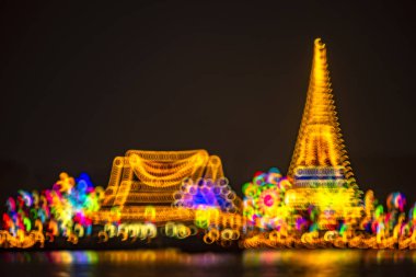 Prasasut Chedi Tapınağı gece Festivali defocused bokeh ile soyut arka plan. (Prasayut Pagoda), Samutprakarn Eyaleti Landmark. Tayland