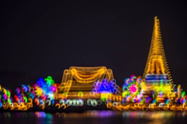 Prasasut Chedi Tapınağı gece Festivali defocused bokeh ile soyut arka plan. (Prasayut Pagoda), Samutprakarn Eyaleti Landmark. Tayland
