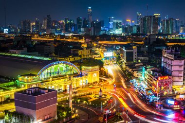 Twilight 'da Bangkok Hua Lamphong Tren Istasyonu. Sokaklarda trafik var. Kuş bakışı görünümü, Bangkok, Tayland-Nisan 2019: 