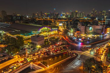 Twilight 'da Bangkok Hua Lamphong Tren Istasyonu. Sokaklarda trafik var. Kuş bakışı görünümü, Bangkok, Tayland-Nisan 2019: 