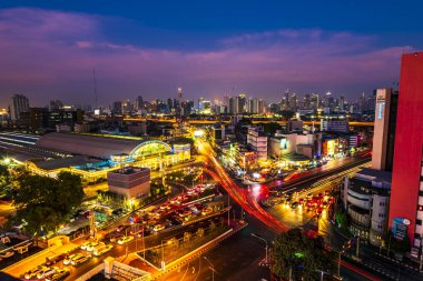 Twilight 'da Bangkok Hua Lamphong Tren Istasyonu. Sokaklarda trafik var. Kuş bakışı görünümü, Bangkok, Tayland-Nisan 2019: 