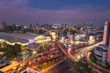Twilight 'da Bangkok Hua Lamphong Tren Istasyonu. Sokaklarda trafik var. Kuş bakışı görünümü, Bangkok, Tayland-Nisan 2019: 