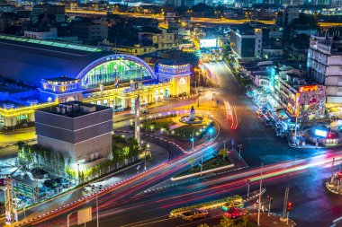 Twilight 'da Bangkok Hua Lamphong Tren Istasyonu. Sokaklarda trafik var. Kuş bakışı görünümü, Bangkok, Tayland-Nisan 2019: 