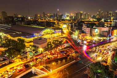 Twilight 'da Bangkok Hua Lamphong Tren Istasyonu. Sokaklarda trafik var. Kuş bakışı görünümü, Bangkok, Tayland-Nisan 2019: 