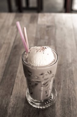 buzlu çikolata ve vanilya dondurma ile top jöle turuncu, eski ahşap masa üzerinde