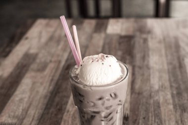 buzlu çikolata ve vanilya dondurma ile top jöle turuncu, eski ahşap masa üzerinde