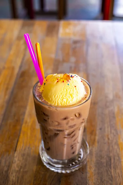 Glace Glacée Chocolat Vanille Avec Gelée Boule Orange Sur Une — Photo