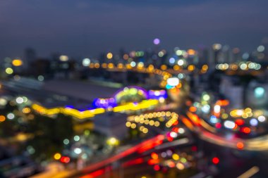 şehirde yol üzerinde akşam trafik sıkışıklığı bokeh bulanıklaştırma, gece sahnesi., bulanıklık görüntüleri odak değil