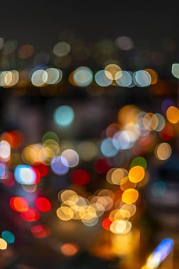 şehirde yol üzerinde akşam trafik sıkışıklığı bokeh bulanıklaştırma, gece sahnesi., bulanıklık görüntüleri odak değil