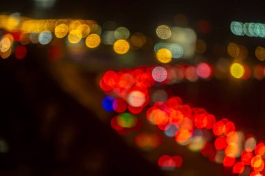 şehirde yol üzerinde akşam trafik sıkışıklığı bokeh bulanıklaştırma, gece sahnesi., bulanıklık görüntüleri odak değil