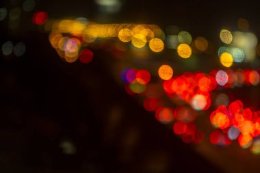 şehirde yol üzerinde akşam trafik sıkışıklığı bokeh bulanıklaştırma, gece sahnesi., bulanıklık görüntüleri odak değil