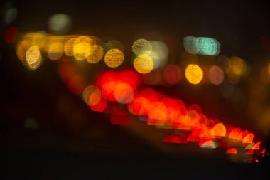 şehirde yol üzerinde akşam trafik sıkışıklığı bokeh bulanıklaştırma, gece sahnesi., bulanıklık görüntüleri odak değil