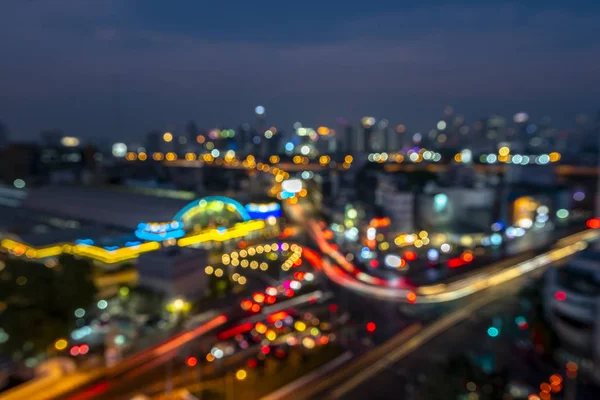 şehirde yol üzerinde akşam trafik sıkışıklığı bokeh bulanıklaştırma, gece sahnesi., bulanıklık görüntüleri odak değil
