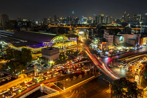 şehirde yol üzerinde akşam trafik sıkışıklığı bokeh bulanıklaştırma, gece sahnesi., bulanıklık görüntüleri odak değil