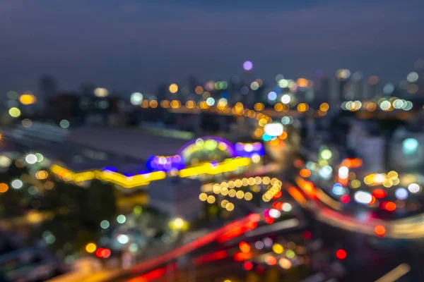 şehirde yol üzerinde akşam trafik sıkışıklığı bokeh bulanıklaştırma, gece sahnesi., bulanıklık görüntüleri odak değil