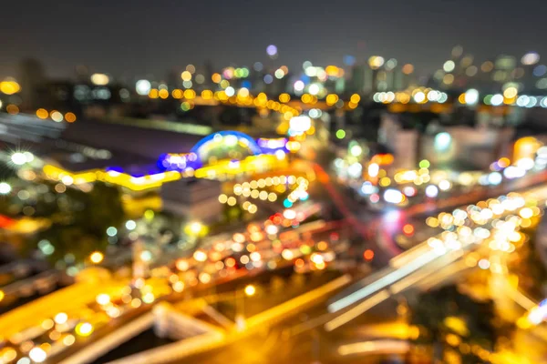 şehirde yol üzerinde akşam trafik sıkışıklığı bokeh bulanıklaştırma, gece sahnesi., bulanıklık görüntüleri odak değil