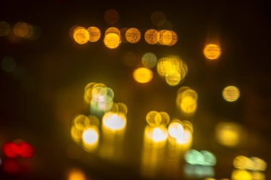 şehirde yol üzerinde akşam trafik sıkışıklığı bokeh bulanıklaştırma, gece sahnesi., bulanıklık görüntüleri odak değil