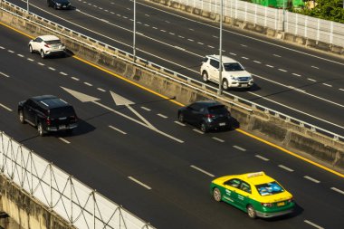 Cityscape ve Bangkok gökdelen gündüz otoyol ve trafik ile ulaşım. Bangkok başkenti ve Tayland en kalabalık şehir., Nisan 2019