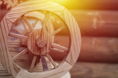 Köyün eski bir günlük ev arka plan üzerinde eski bir ahşap tekerlek