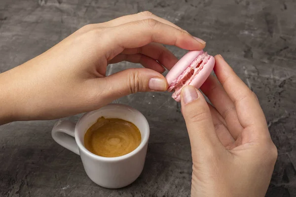 Café Con Sabor Macarrones Mano Sobre Fondo Oscuro — Foto de Stock