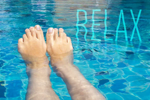 Krásné Ženské Nohy Odpočívat Čisté Vodě Nápis Relax — Stock fotografie